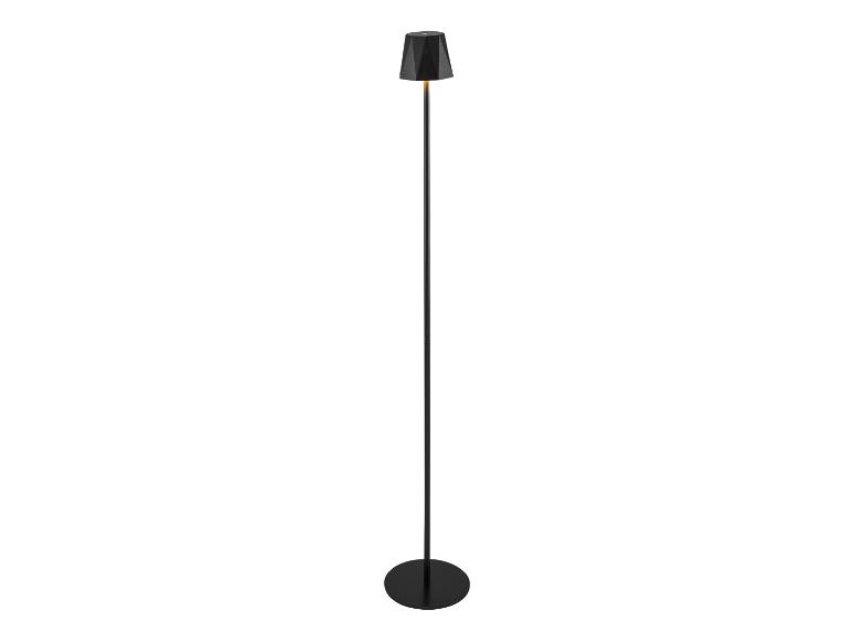 Wysoka, smukła czarna lampa podłogowa z fasetowanym, geometrycznym kloszem.