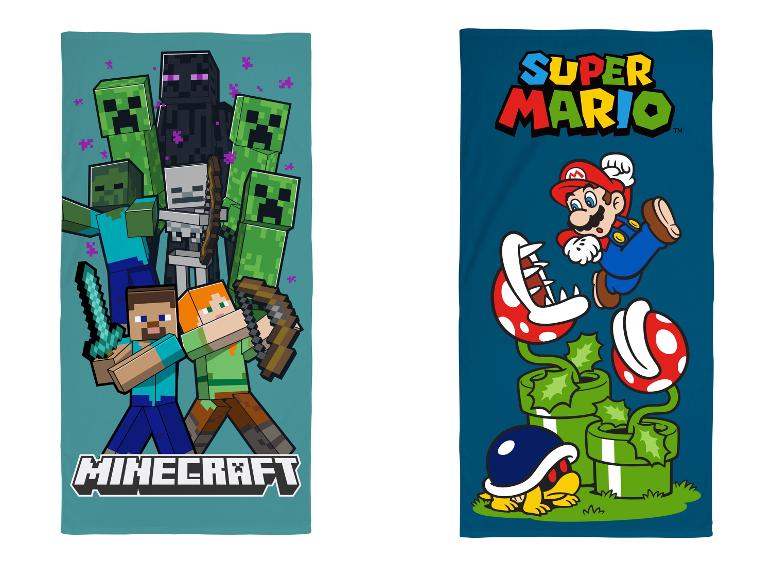 Dwa ręczniki plażowe: jeden z postaciami z gry Minecraft, drugi z Mario i potworami.