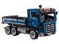 Niebiesko-szara ciężarówka-zabawka Lego Technic z przyczepą wywrotką.