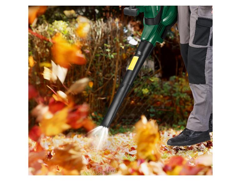 Osoba używa dmuchawy do liści Parkside, aby oczyścić ogród z opadłych liści.