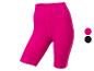 Różowe spodenki sportowe.