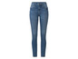 Damski jeans w kolorze niebieskim, dopasowany.