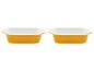 Dwa żółte naczynia do zapiekania z białym wnętrzem.
