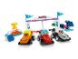 Zestaw toru wyścigowego Lego Duplo Formuła 1 z trzema samochodami wyścigowymi, linią mety i trofeum.