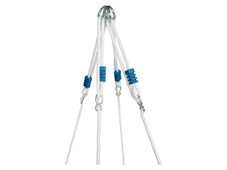 Zawiesie huśtawki z linami i metalowymi zaczepami.