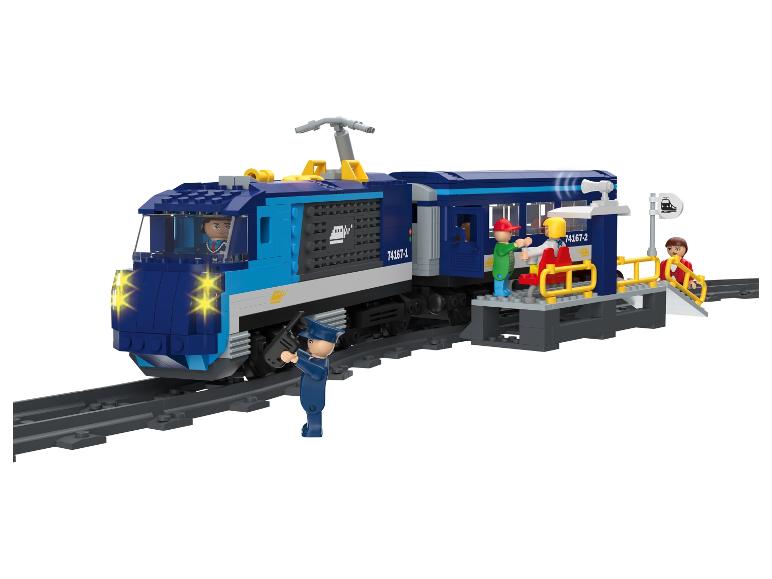 Niebieski pociąg LEGO z lokomotywą, wagonem pasażerskim i stacją.