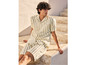 Mężczyzna w pasiastych szortach i koszuli.