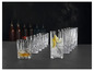 Szklanka z whisky i szklanka z dżinem z lodem i cytryną w rzędzie.