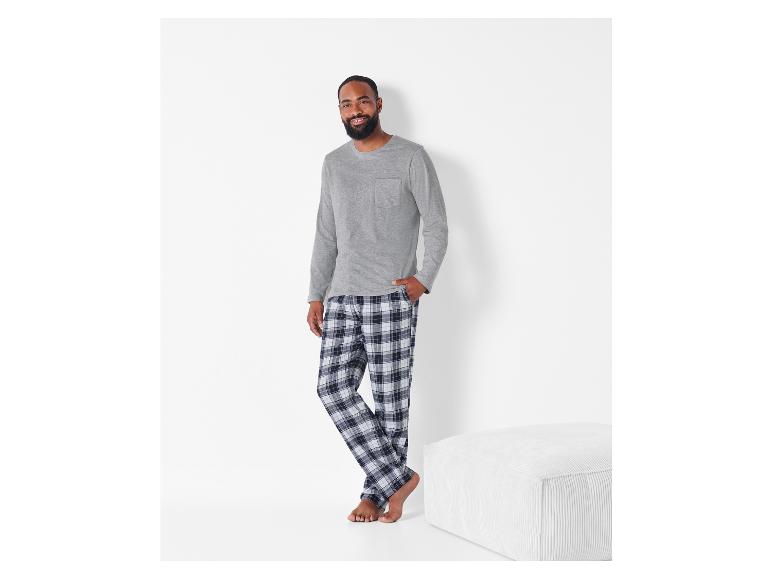 Mężczyzna w szarej koszulce z długim rękawem i spodniach w kratę.