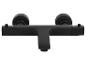 Czarna, matowa bateria prysznicowa z kwadratowymi uchwytami i okrągłymi pokrętłami.