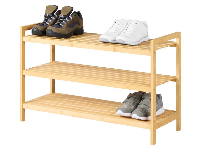 Drewniana półka na buty z butami trekkingowymi, białymi sneakersami i szarymi butami dziecięcymi.
