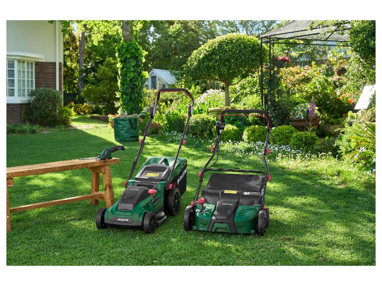 Dwie kosiarki Parkside i nożyce do żywopłotu na drewnianej ławce w słonecznym ogrodzie.