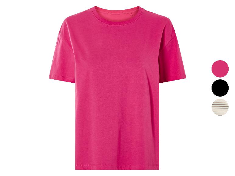 Różowy t-shirt z krótkim rękawem.