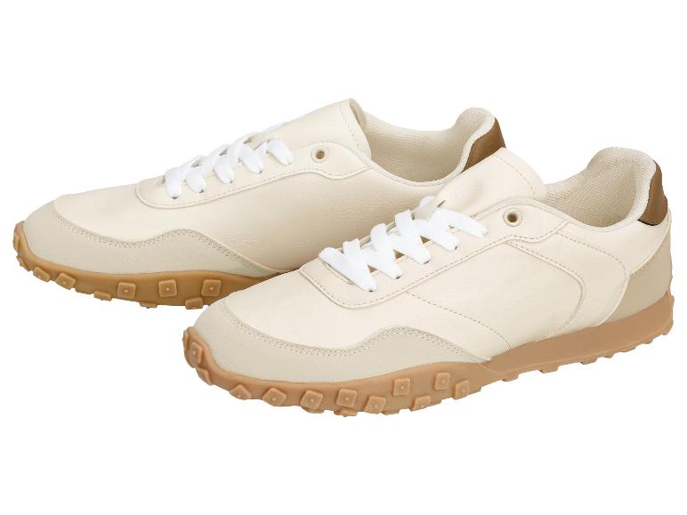 Jasnobeżowe sneakersy z białymi sznurówkami i brązową podeszwą