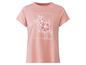 Różowy t-shirt z nadrukiem białych kwiatów.