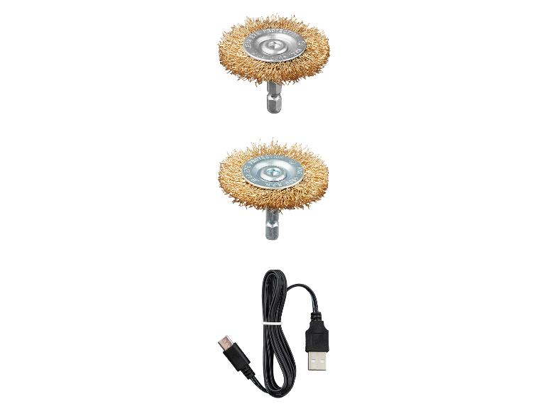 Dwie szczotki druciane i kabel USB do ładowania.