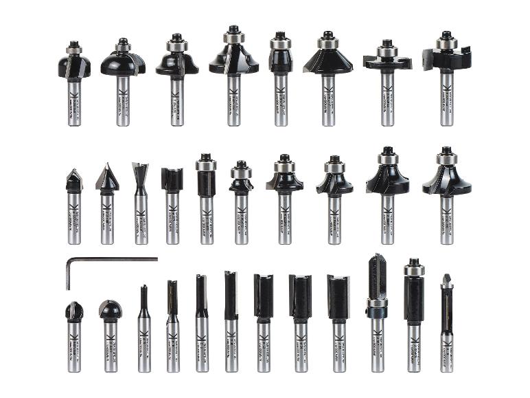 Zestaw różnych frezów do routera i klucza imbusowego.