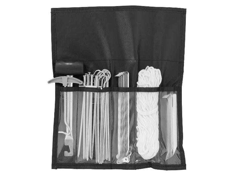 Zestaw śledzi, sznurka i młotka do namiotu.