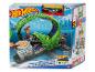 Zestaw Hot Wheels City z torowiskiem w kształcie krokodyla i samochodzikiem.