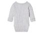 Szary śpioszek dla niemowlęcia z długim rękawem.