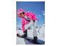 Kobieta w różowej kurtce i białych spodniach snowboardowych, regulująca wiązania na desce.