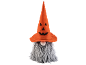 Gnom halloweenowy z pomarańczowym kapeluszem z twarzą dyni i długą siwą brodą.