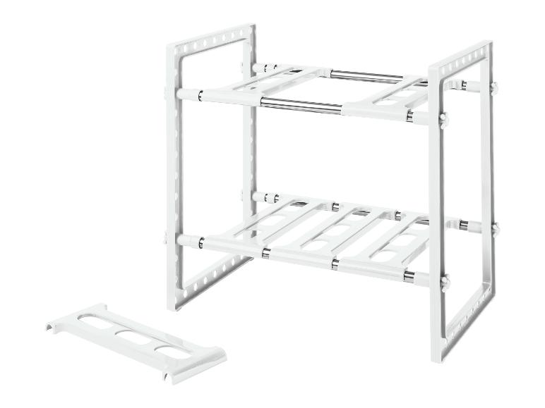 Biały metalowy stojak z dwoma półkami do przechowywania produktów w kuchni.