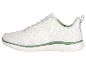 Białe dziane buty Skechers.