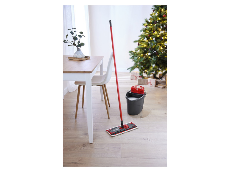 Mop Vileda z wiadrem gotowy do mycia podłogi.