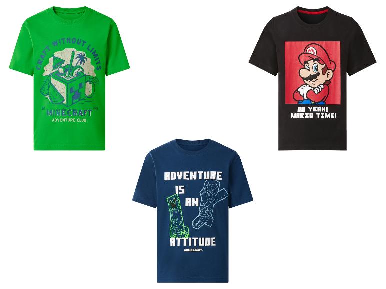 Trzy koszulki dziecięce: zielona z napisem „Craft Without Limits”, czarna z „Mario Time!” i niebieska z „Adventure is an Attitude”.