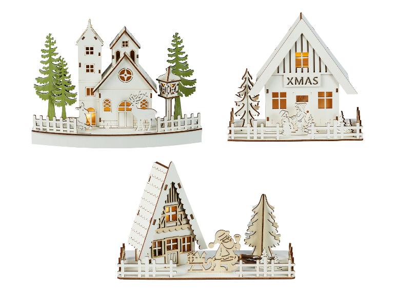 Trzy drewniane dekoracje świąteczne z domkami i zimowymi scenami.