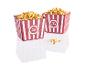 Dwa czerwone pojemniki na popcorn w białe paski, wypełnione popcorn.