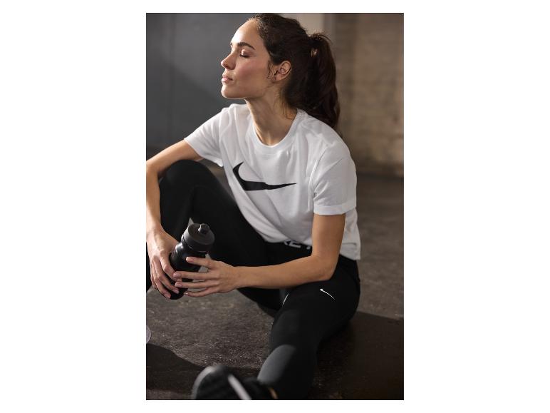 Nike: biała koszulka, czarne legginsy i butelka z wodą.