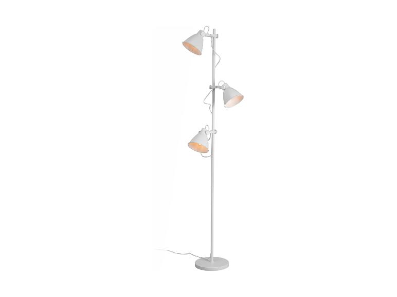 Biała lampa stojąca z trzema kloszami.