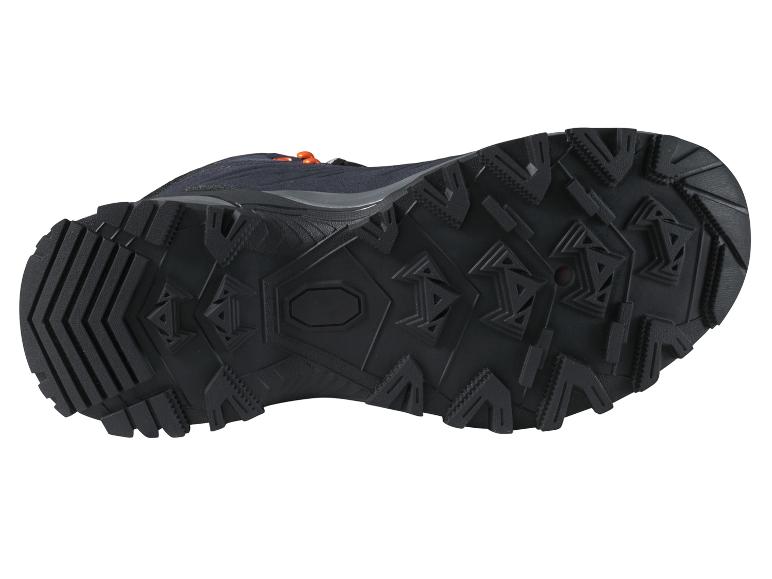 Czarny but trekkingowy z pomarańczowymi sznurówkami, widok od spodu.