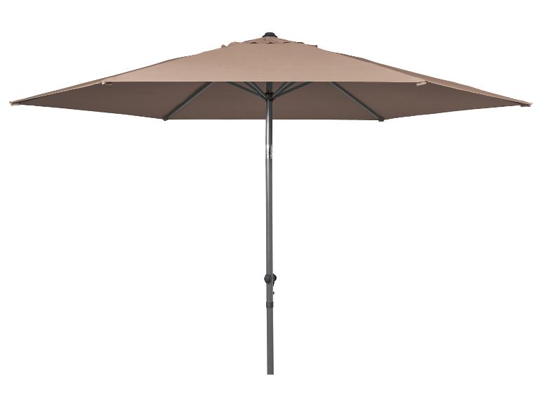 Beżowy parasol ogrodowy z centralnym metalowym masztem i żebrami.