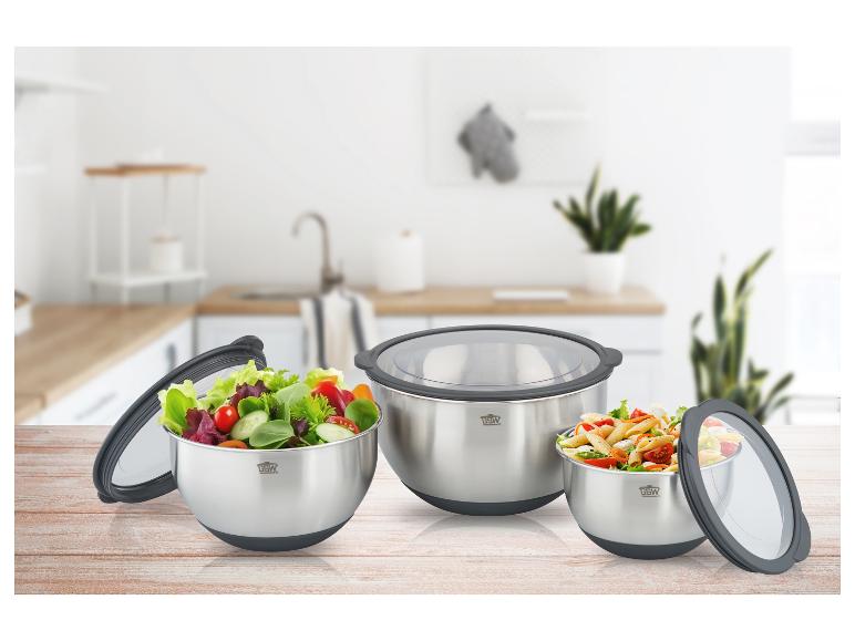 Trzy miski GSW z pokrywkami, wypełnione sałatką i makaronem