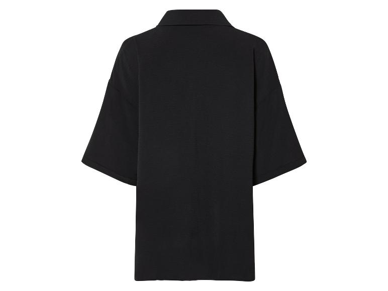 Czarna sukienka z krótkim rękawem, widok z tyłu.