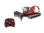 Czerwony ratrak PistenBully 600 z pilotem.