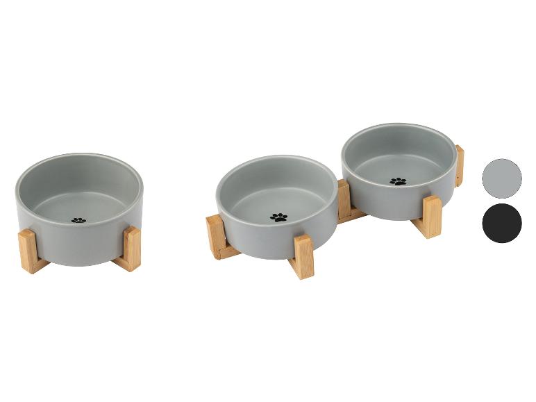 Szare ceramiczne miski dla zwierząt z bambusowymi stojakami