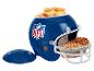 Niebieska NFL kask futbolowy z chipsami, orzeszkami i preclami.