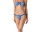 Niebieski bikini w deseń paisley: biustonosz bandeau i figi zawiązywane.