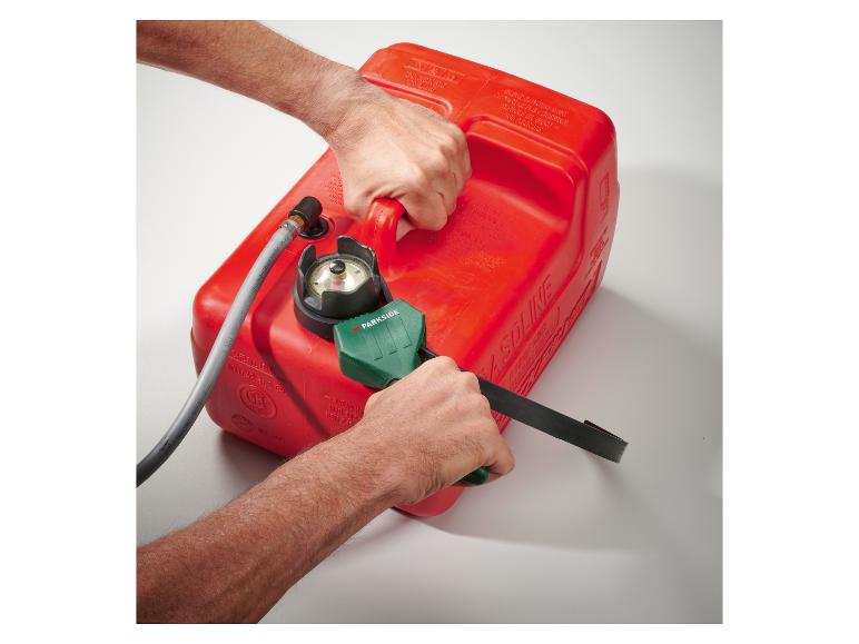Czerwony kanister na paliwo PARKSIDE z wężem i pistoletem do tankowania.