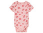 Różowy body z krótkim rękawem z nadrukiem czerwonych kwiatów.