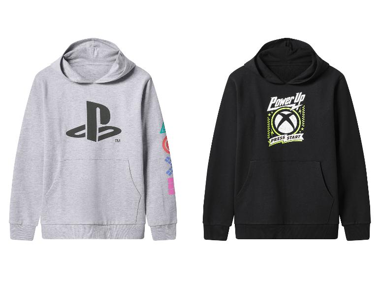 Dwie bluzy gamingowe: szara bluza PlayStation i czarna bluza Xbox.