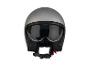 Srebrny kask motocyklowy z wizjerem.