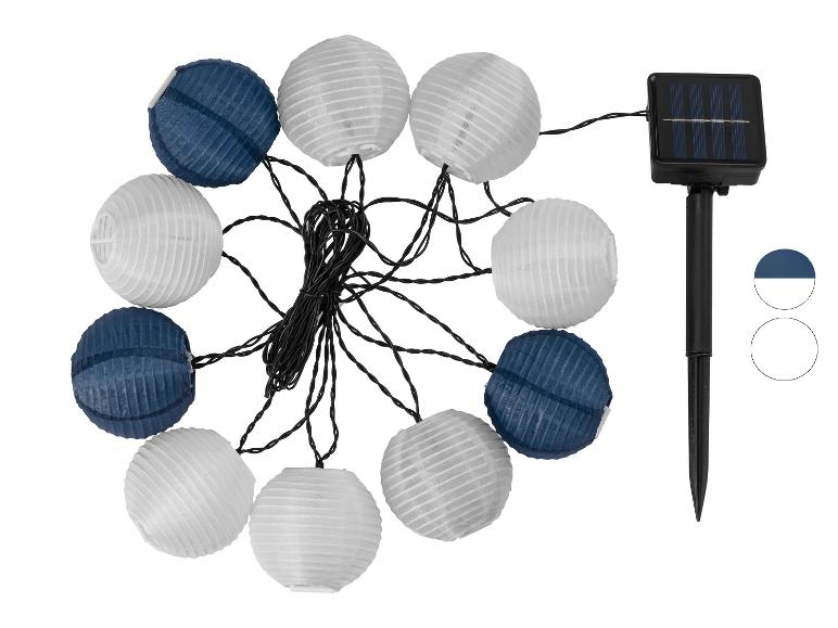 Girlanda solarna z niebieskimi i białymi lampionami.