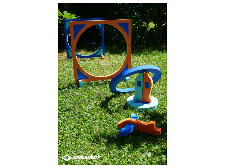 Zabawki Schildkröt z pierścieniami, kształtami i samolotem w ogrodzie.