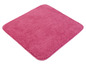 Różowa mata łazienkowa o miękkiej fakturze.