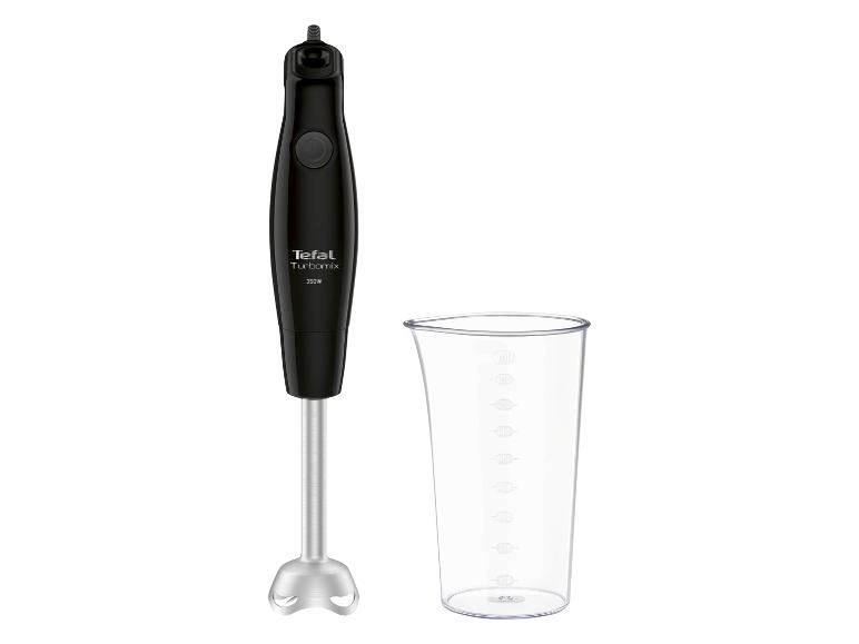 Czarny blender ręczny z przezroczystym kubkiem z miarką.